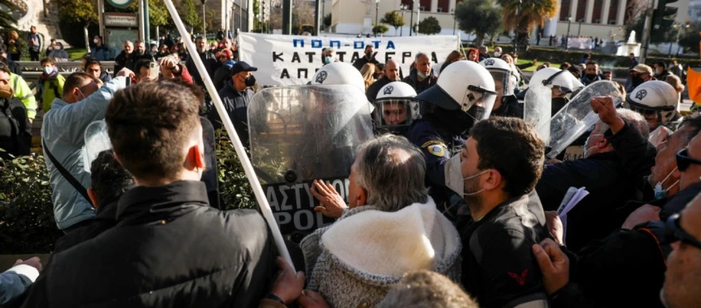 Ένας αστυνομικός τραυματίστηκε στα επεισόδια σε συγκέντρωση υγειονομικών στο κέντρο της Αθήνας